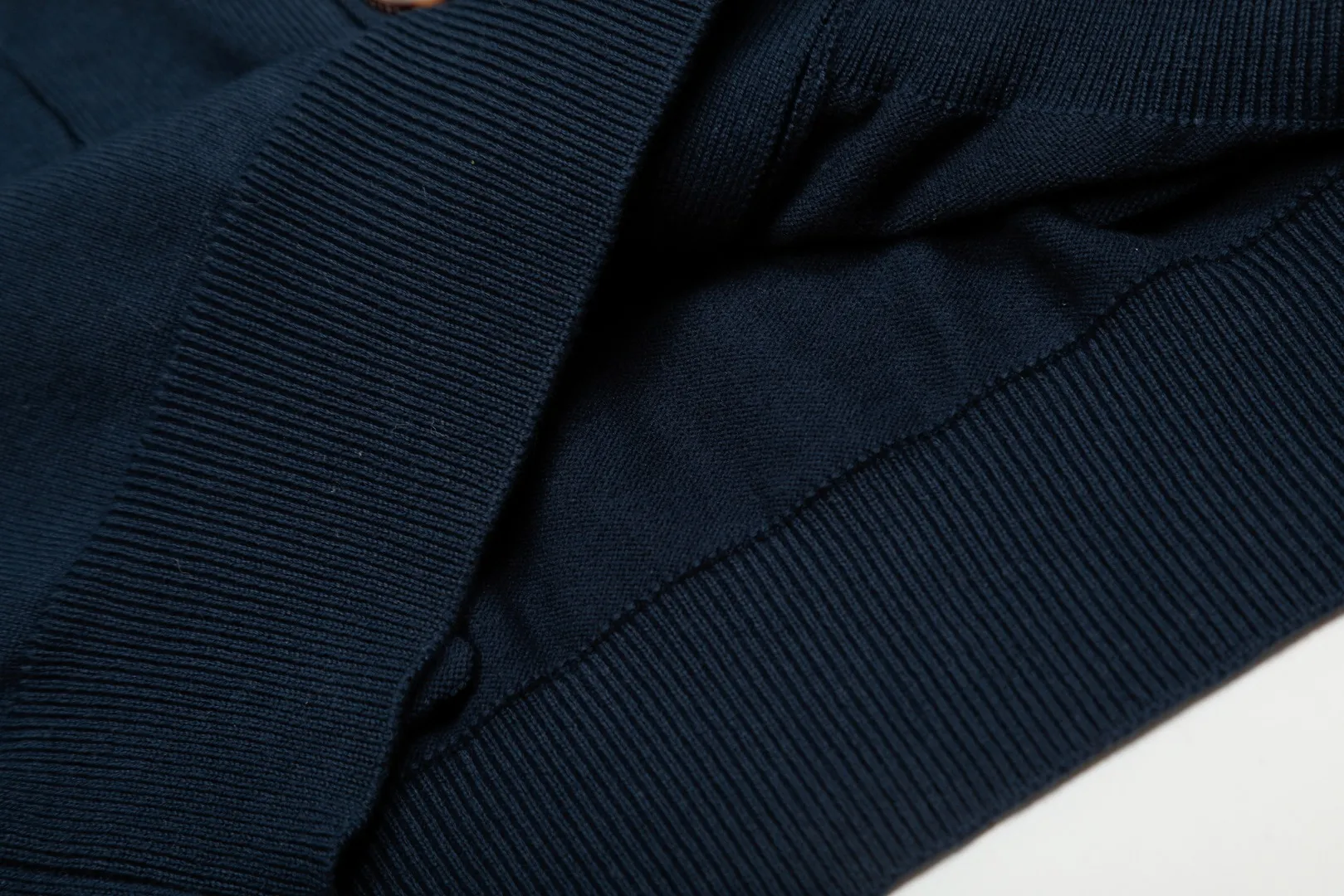 P250 Top quality" Style number: DS813# (not off the shelves all year round) [Ralph Lauren V-neck solid color pony embroidered logo jersey basic cardigan] ✅Ralph Lauren Ralph Lauren classic basic versatile knitted cardigan jacket for men and women couples ✅Main supplier platform live broadcast Wholesale entity Replenish when out of stock Not off the shelf ✅ZP quality 1:1 version Scan the code to enter the GF website Counter quality ✅Detailed quality is the only one in Guangzhou Imported quality cotton yarn, focusing on high-end, cost-effective, good quality needless to say. ✅Restore the original version. The maximum size can be worn up to 180 pounds. Loose, comfortable and stress-free. ✅The upper body is simple and easy to match. A must-have item for ootd. Good-looking clothes are never picky. A must-have for couples of the same style. Size: S-XL. Color: black, off-white, gray, navy.